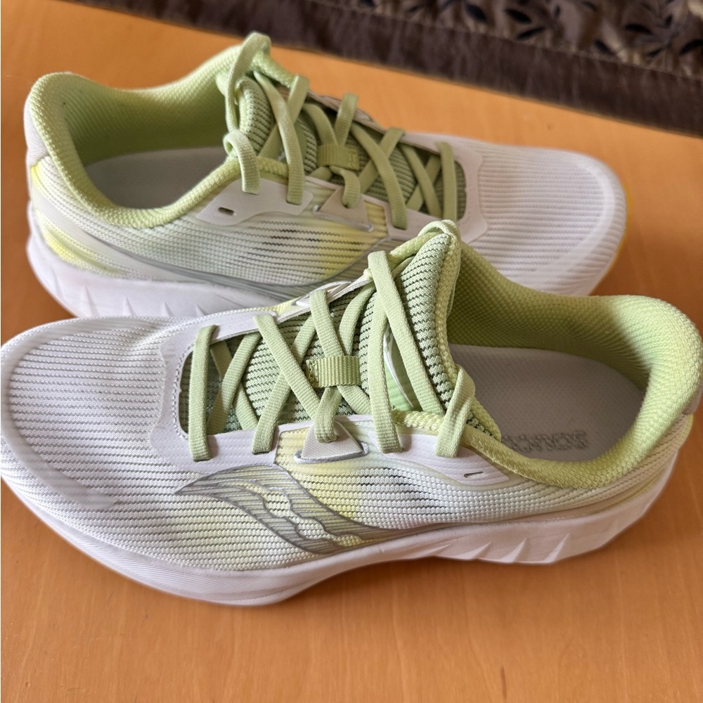 Like New Women’s Saucony Tide 2 Running Athletic Shoes